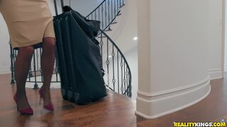 Milf Hunter - What Is In Your Luggage - 02/11/2019