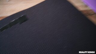Sneaky Sex - Stretching Out Valentina - 11/04/2020