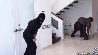 Ass Parade - Sara Jay fucks the thief - 06/12/2017