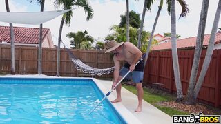 MomIsHorny - Alexis Fawx Squirts On Pool Guy - 05/04/2019